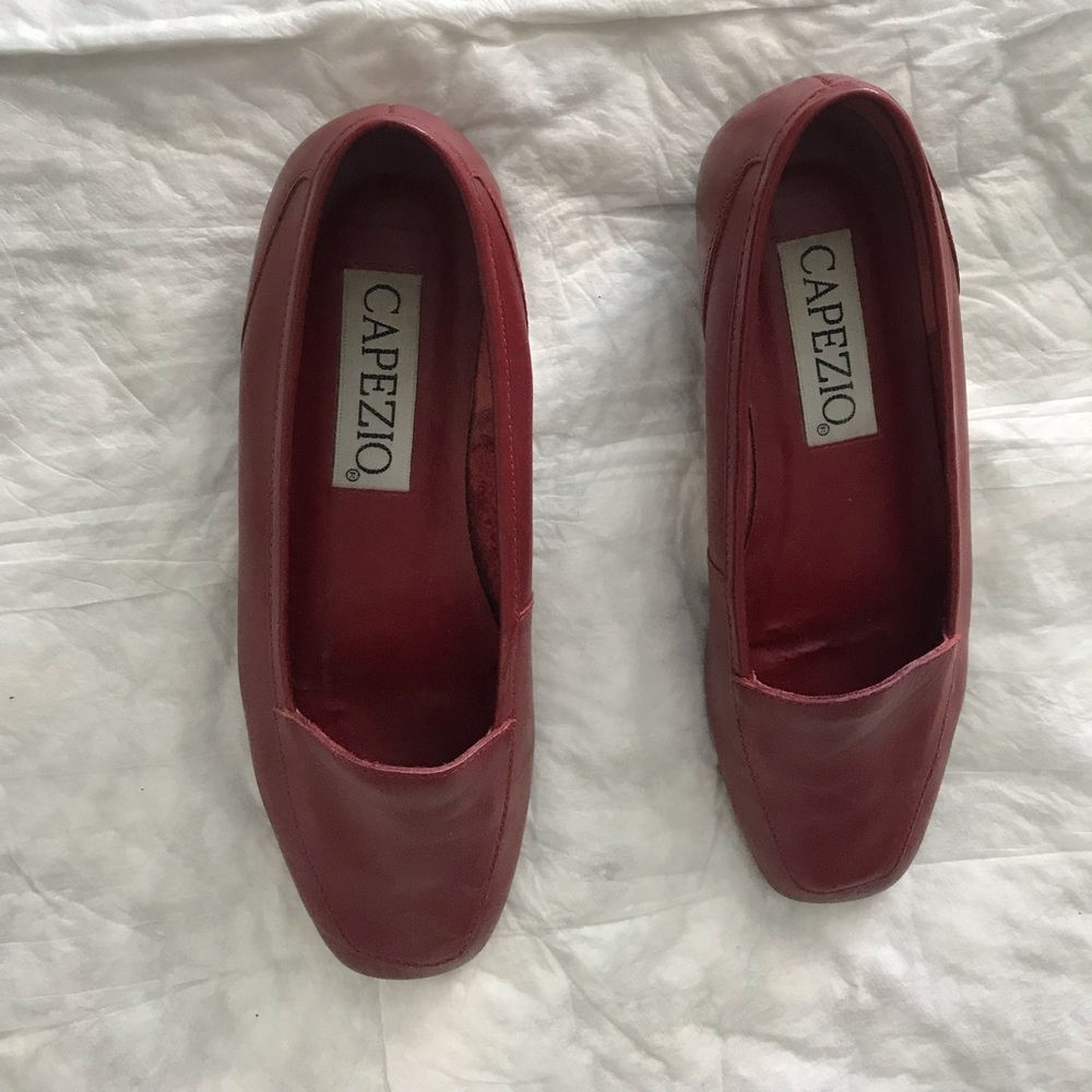 CAPEZIO WOMEN’S JENNY RED LEATHER FLAT DANCING SHOES.  SIZE: 5 1/2 M